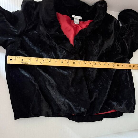 Vintage black velvet ruffled puff sleeve cropped jacket. - Picture 6 of 8